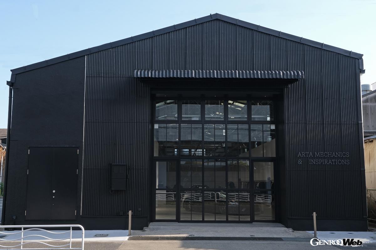 店舗は木材倉庫をリノベーションしたもので、倉庫が持つ無骨さを活かしつつ、ギャラリーのような世界観を演出している。