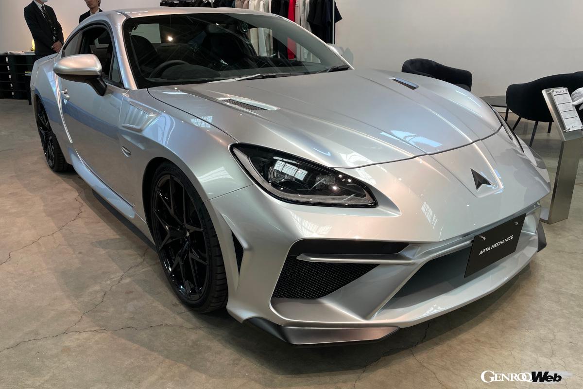 内覧会で展示されたリガヴェロとヴィゲイル。前者はホンダNSXを、後者はトヨタGR86をベースとしている。