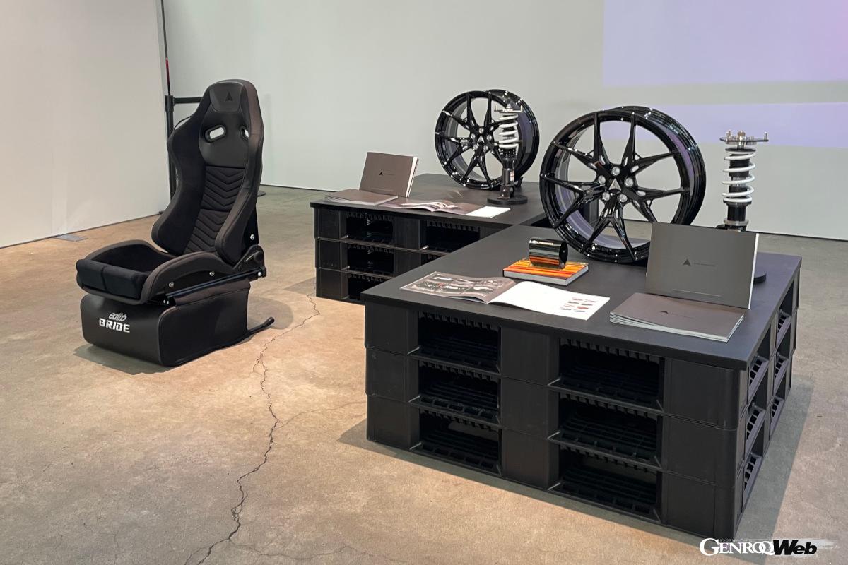 店舗は木材倉庫をリノベーションしたもので、倉庫が持つ無骨さを活かしつつ、ギャラリーのような世界観を演出している。