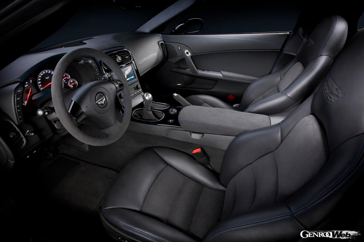 低重心と低い着座位置。外にある何もかもが高く感じる。