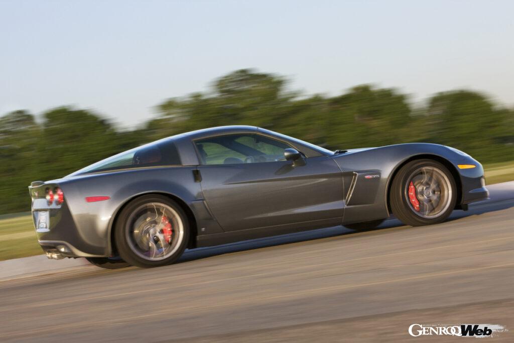 その魅力はV8サウンドに尽きる。ワイルド＆ビーストながら高回転域では絶妙な滑らかさもみせるのがたまらない。