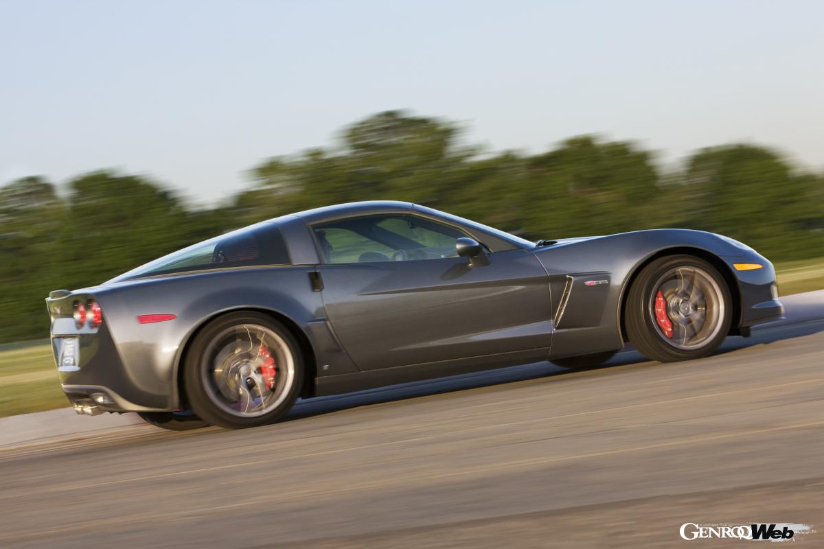 その魅力はV8サウンドに尽きる。ワイルド＆ビーストながら高回転域では絶妙な滑らかさもみせるのがたまらない。