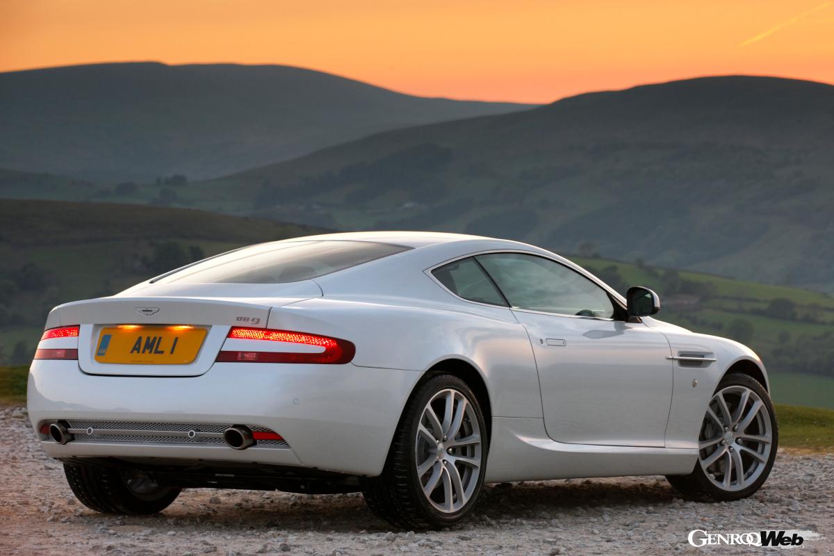 前期中期にはマニュアル個体もレアだがあった。でも大抵はタッチトロニック2というボタン式変速レバー無しのトルコンATだ。そっちの方がDB9のGTキャラにはお似合い。