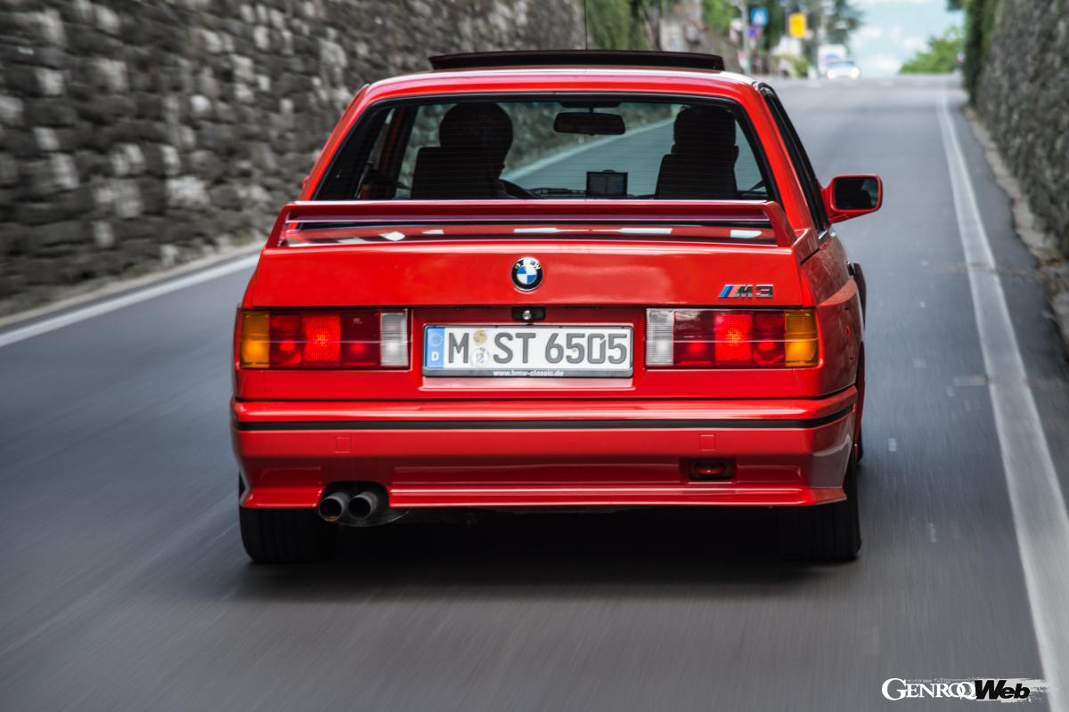 Cピラーとリヤウインドウの角度を寝かせ、トラックリッドの高さを上げるなど、多くの専用設計パーツが採用された。