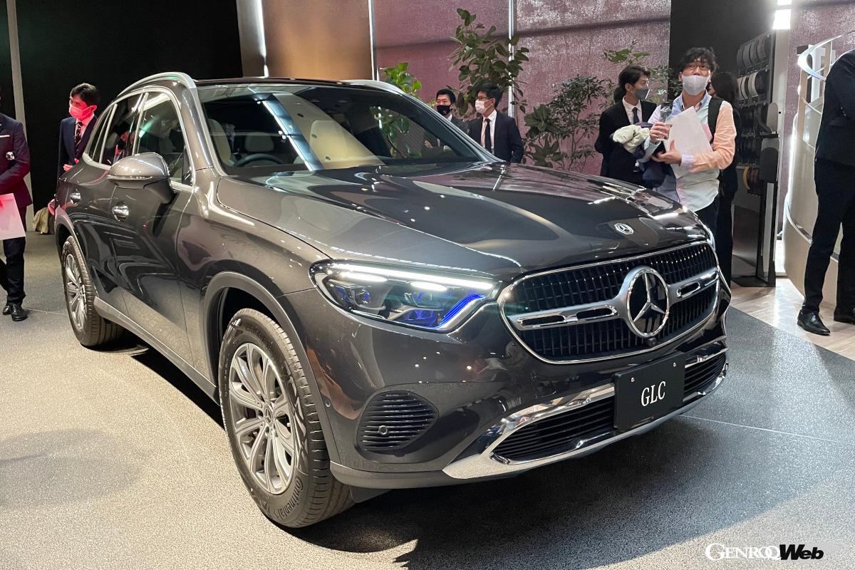 新型GLCには、オフロード走行時にドライバーをサポートする「トランスペアレントボンネット」や「オフロードスクリーン」機能が新たに搭載された。