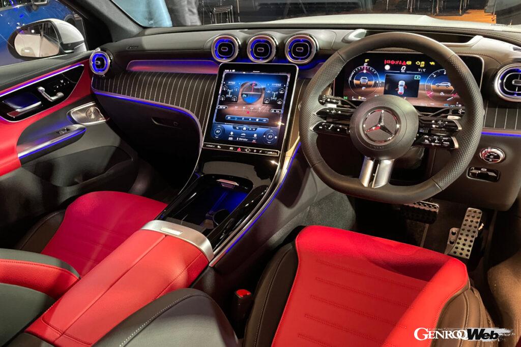 ダッシュボードと縦型11.9インチメディアディスプレイを、6度ドライバー側に傾けたデザインを採用したことで、ドライバーの視認性が大幅に向上した。