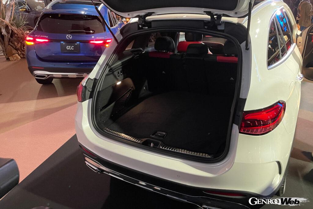 ラゲッジルームはシートアレンジを変更することで、620～1680リットルを確保。さらにリヤシートのバックレストを約10度起こすことで、容量が約70～80リットル増加する。