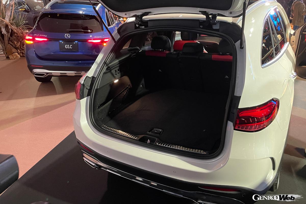 ラゲッジルームはシートアレンジを変更することで、620～1680リットルを確保。さらにリヤシートのバックレストを約10度起こすことで、容量が約70～80リットル増加する。