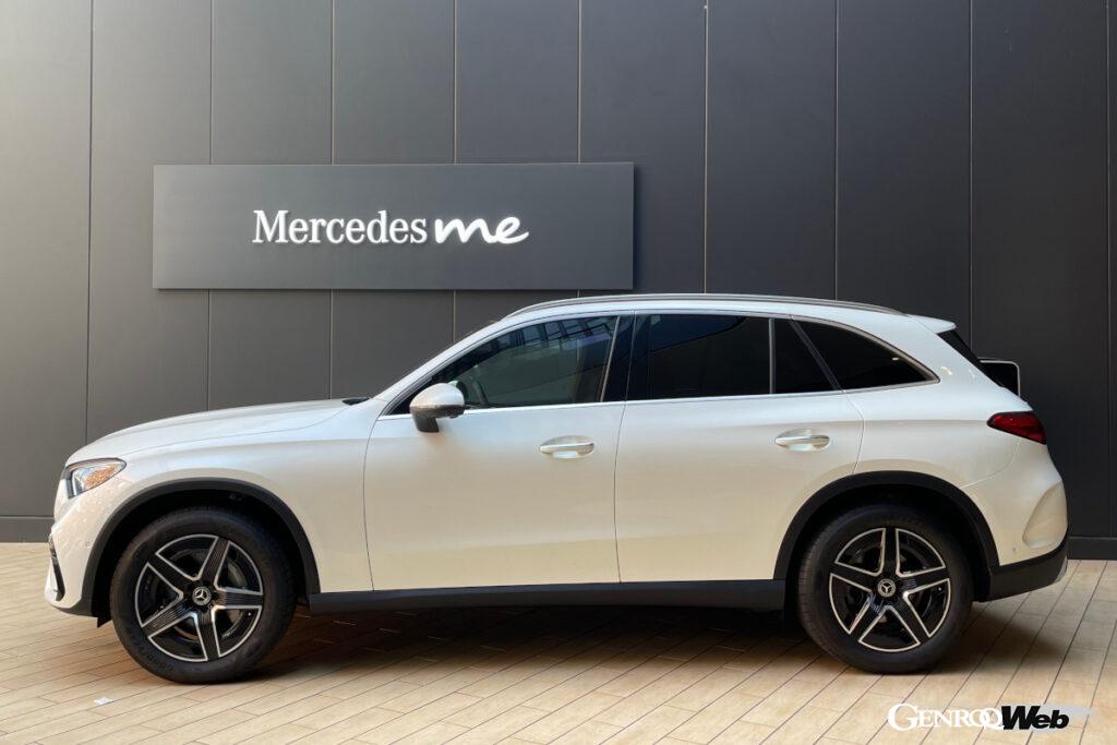 全幅は1890mmに留めながら、先代モデルと比較してホイールベースを15mm／全長を50mm伸長したことで、伸びやかでスポーティなシルエットを実現した。