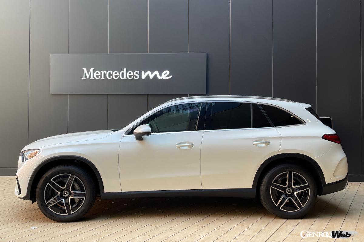 全幅は1890mmに留めながら、先代モデルと比較してホイールベースを15mm／全長を50mm伸長したことで、伸びやかでスポーティなシルエットを実現した。