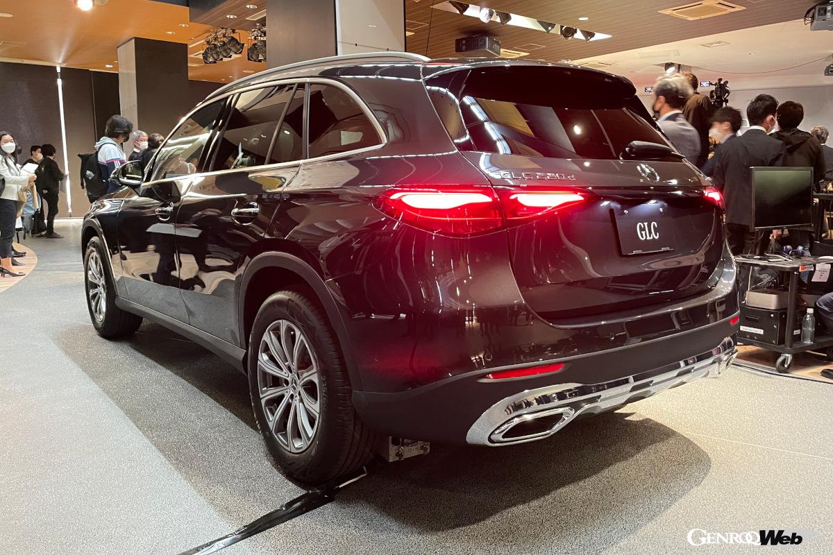 新型GLCには、オフロード走行時にドライバーをサポートする「トランスペアレントボンネット」や「オフロードスクリーン」機能が新たに搭載された。