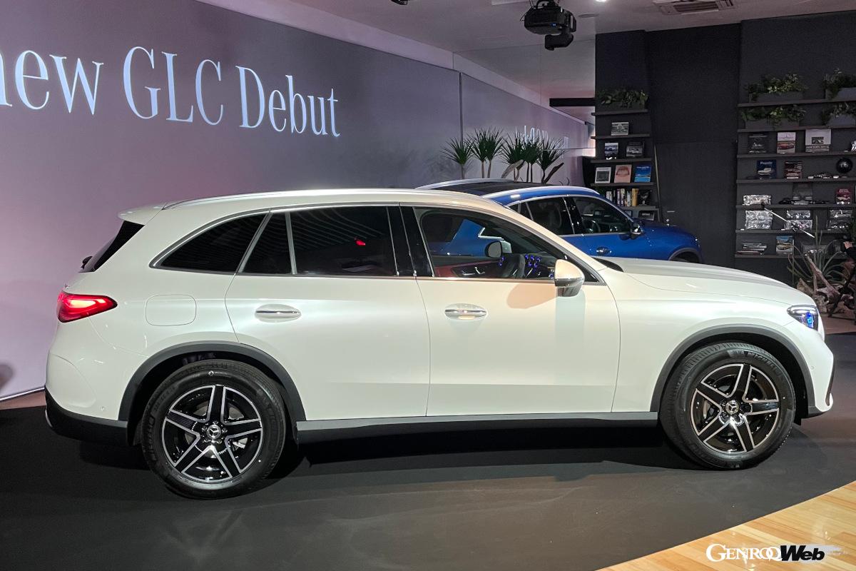 全幅は1890mmに留めながら、先代モデルと比較してホイールベースを15mm／全長を50mm伸長したことで、伸びやかでスポーティなシルエットを実現した。