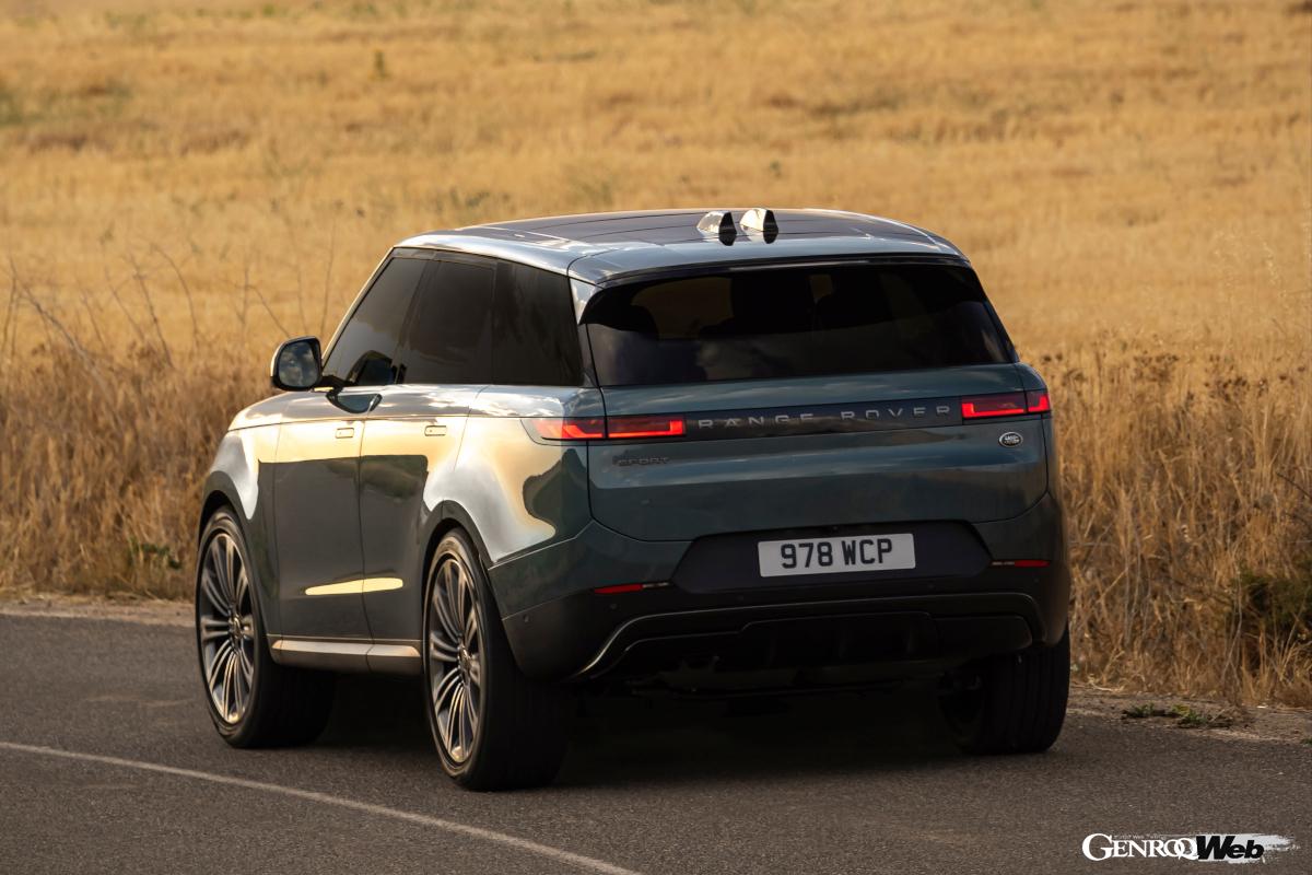 多彩なSUVを擁するメルセデス・ベンツのラインナップで中核を担うGLE。ランドローバー・レンジローバー スポーツはそれよりもややボディサイズを大きくして差別化を図った。