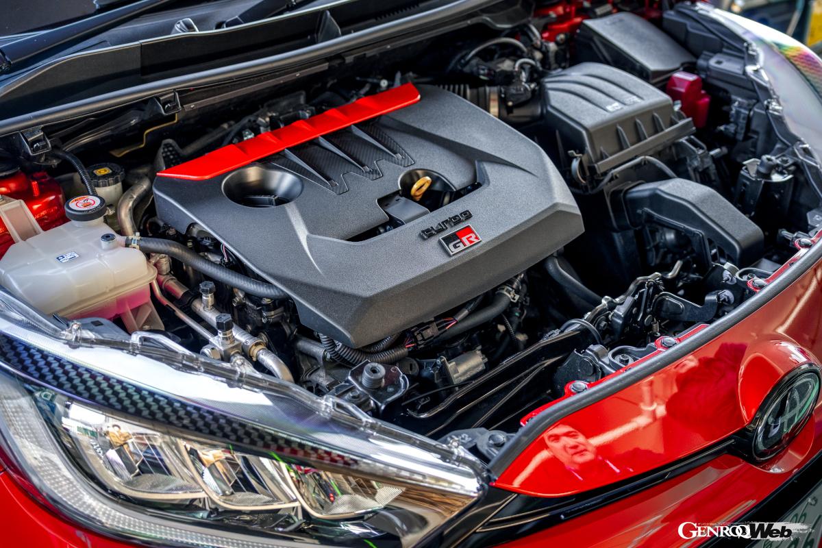 最高出力200kW（272PS）/6500rpm、最大トルク390Nm/3200〜4000rpmを発揮する1.6リッター直3ターボエンジン。BBS製のGRMN専用の18インチホイールを装着する。