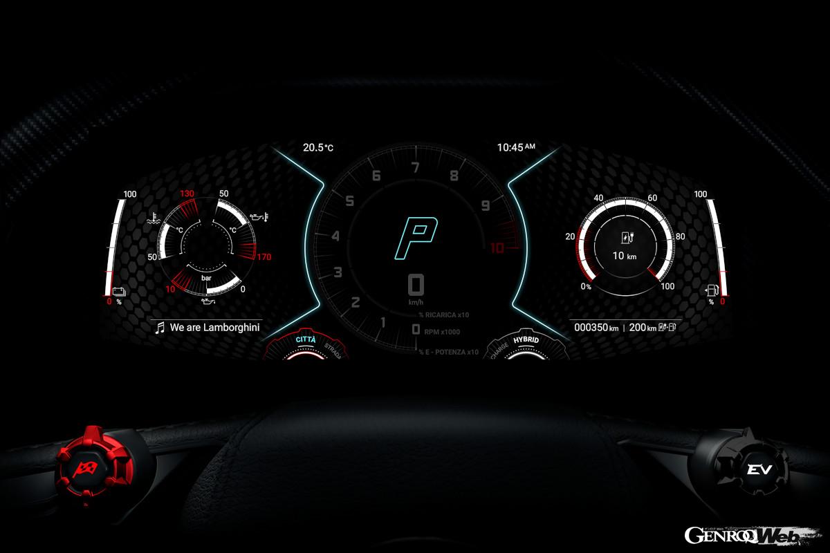 「チッタ」「ストラーダ」「スポーツ」「コルサ」の各ドライビングモードに加えて、バッテリーのチャージを制御する3種類のコンバインモード「リチャージ」「ハイブリッド」「パフォーマンス」が用意された。モード設定はステアリングホイール上の左右に備わるロータリースイッチで行う。