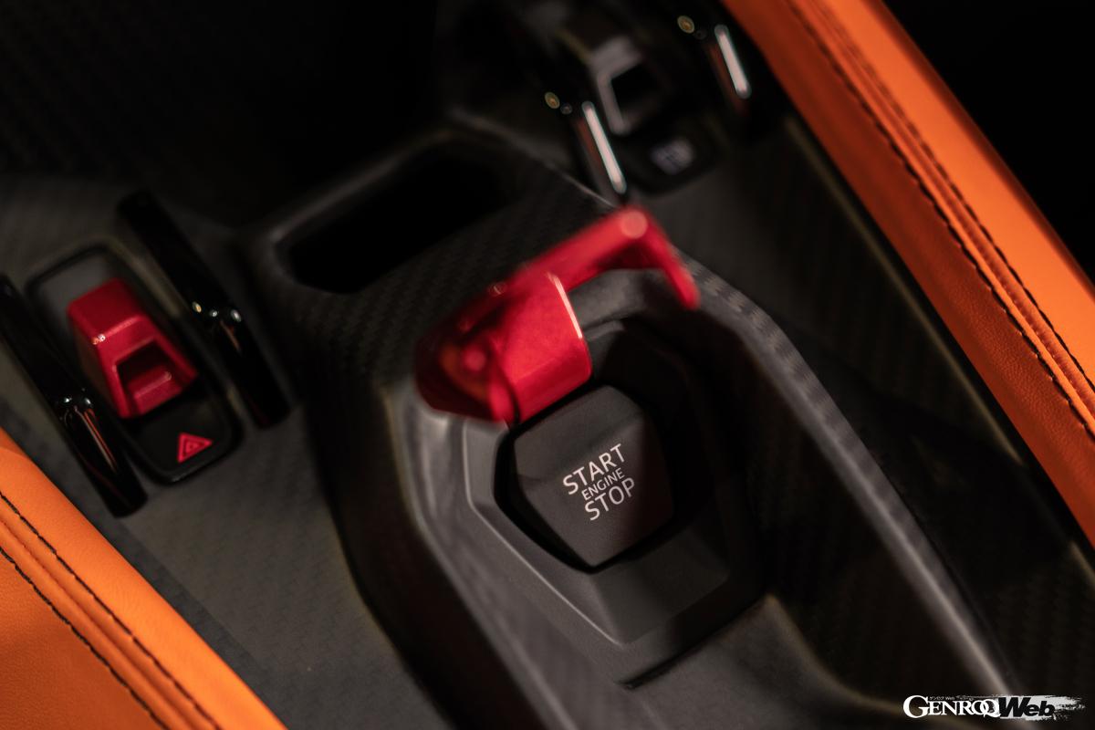 「チッタ」「ストラーダ」「スポーツ」「コルサ」の各ドライビングモードに加えて、バッテリーのチャージを制御する3種類のコンバインモード「リチャージ」「ハイブリッド」「パフォーマンス」が用意された。モード設定はステアリングホイール上の左右に備わるロータリースイッチで行う。