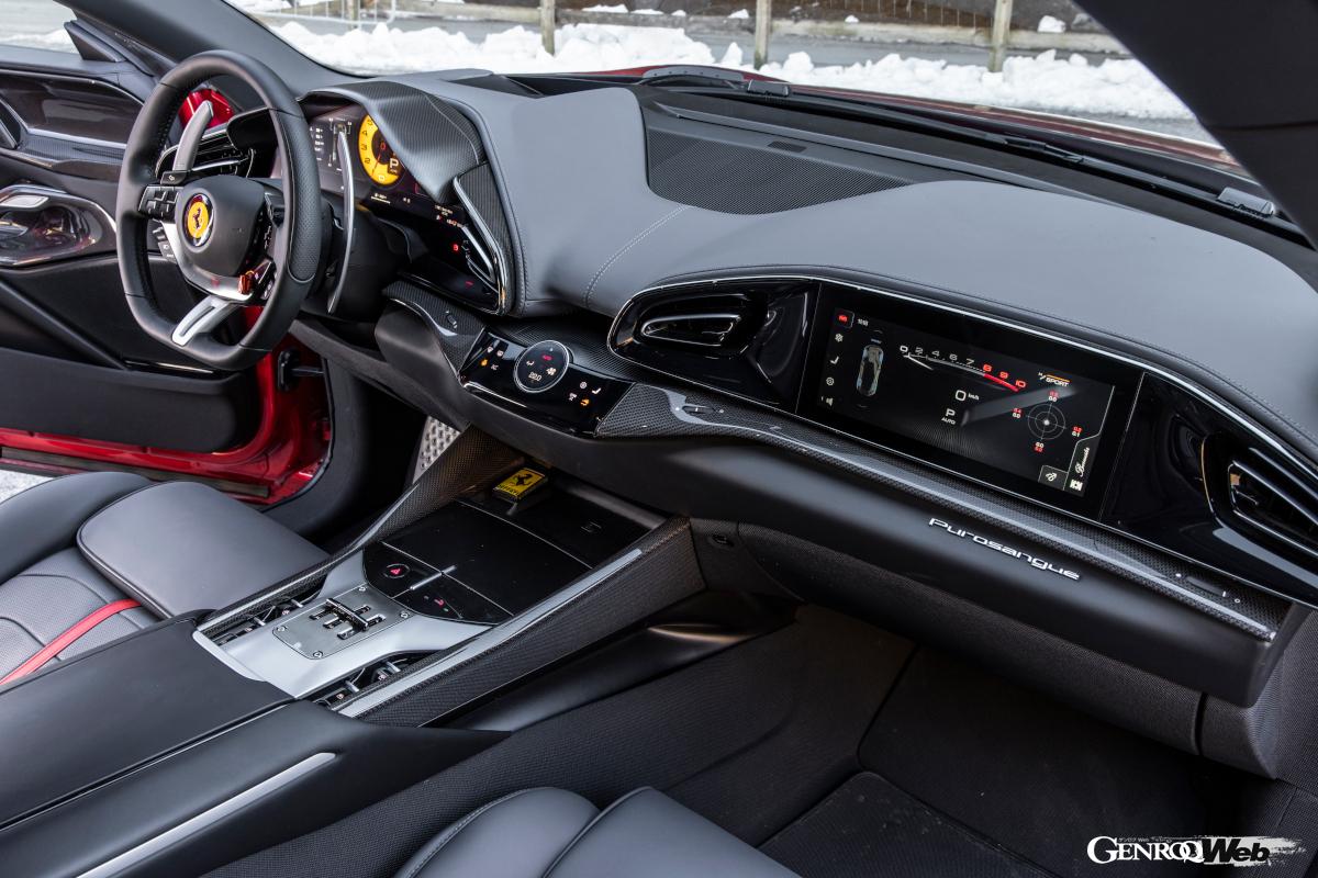 完全4シーターの4ドアスポーツとはいえ、スポーティなインテリアはいかにもフェラーリだ。