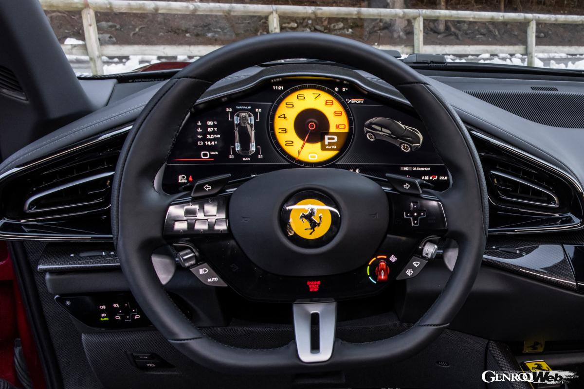 完全4シーターの4ドアスポーツとはいえ、スポーティなインテリアはいかにもフェラーリだ。