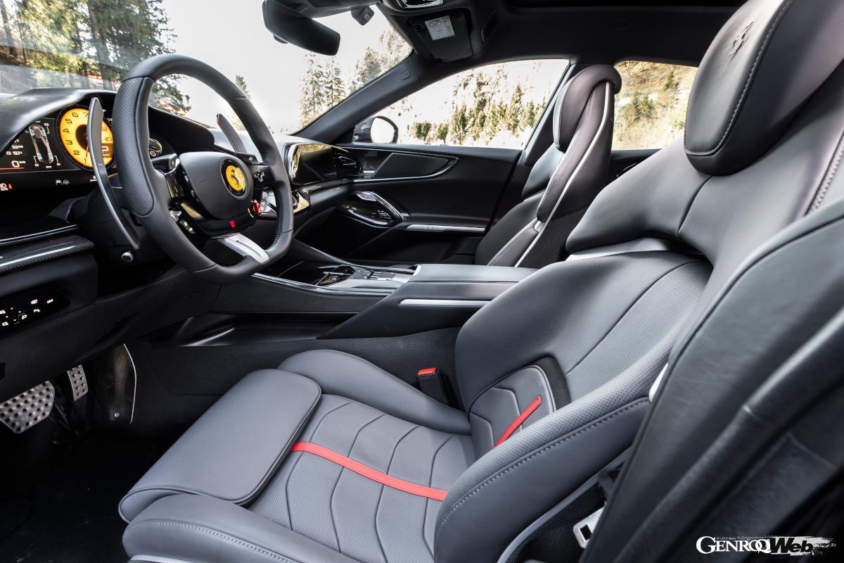 完全4シーターの4ドアスポーツとはいえ、スポーティなインテリアはいかにもフェラーリだ。
