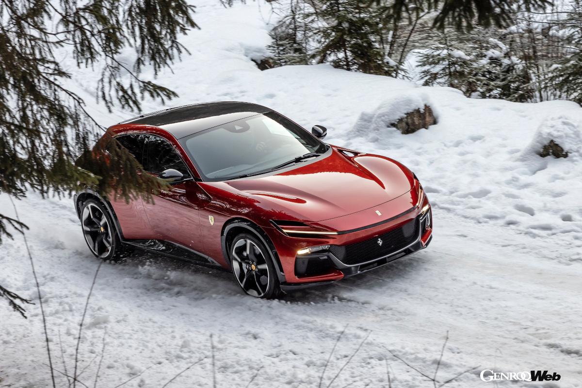 6.5リッターV型12気筒NAエンジンをフロントミッドに、8速DCTをリヤアクスル上に搭載するトランスアクスルレイアウトは完全にスポーツカーの仕立てだ。