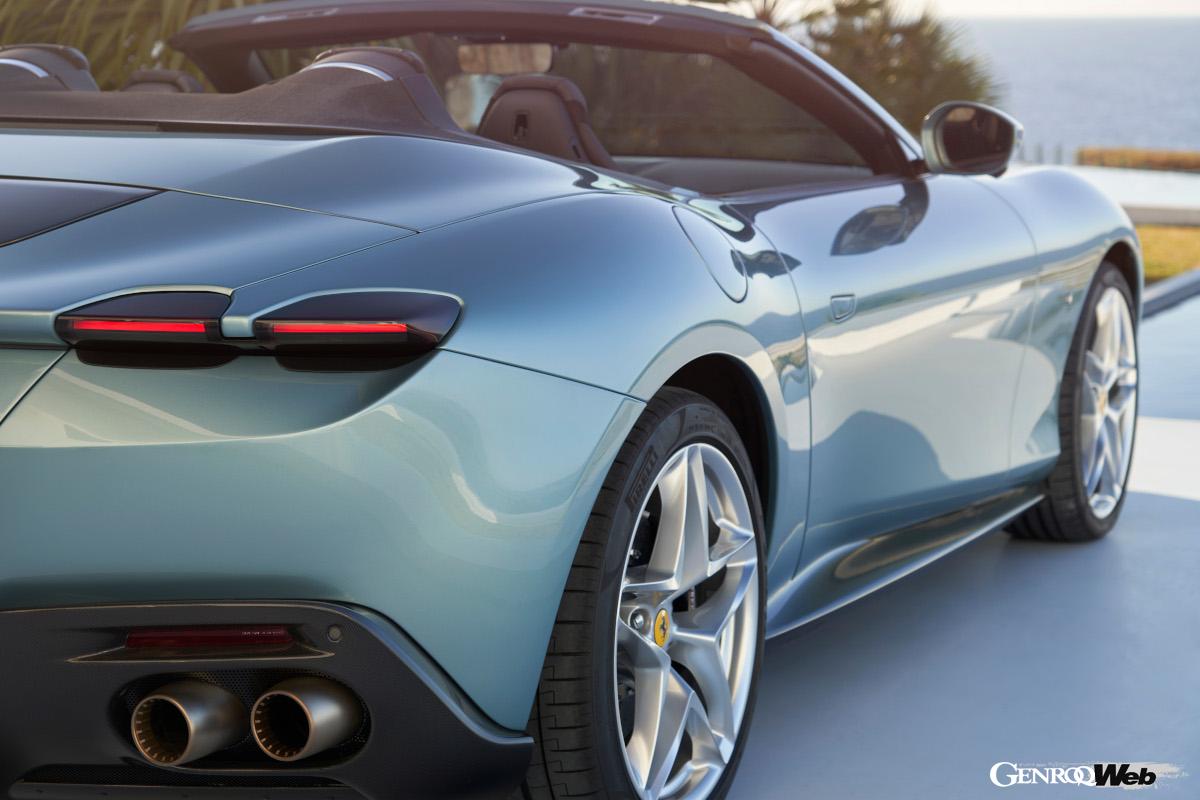 フロントグリルは必要な部分にのみパーフォレート加工が施され、エンジンの冷却エアを確保するという新コンセプトを採用。ファストバック・コンパクトのキャビンはリヤ寄りに配置され、控えめなスポイラー形状を採用している。