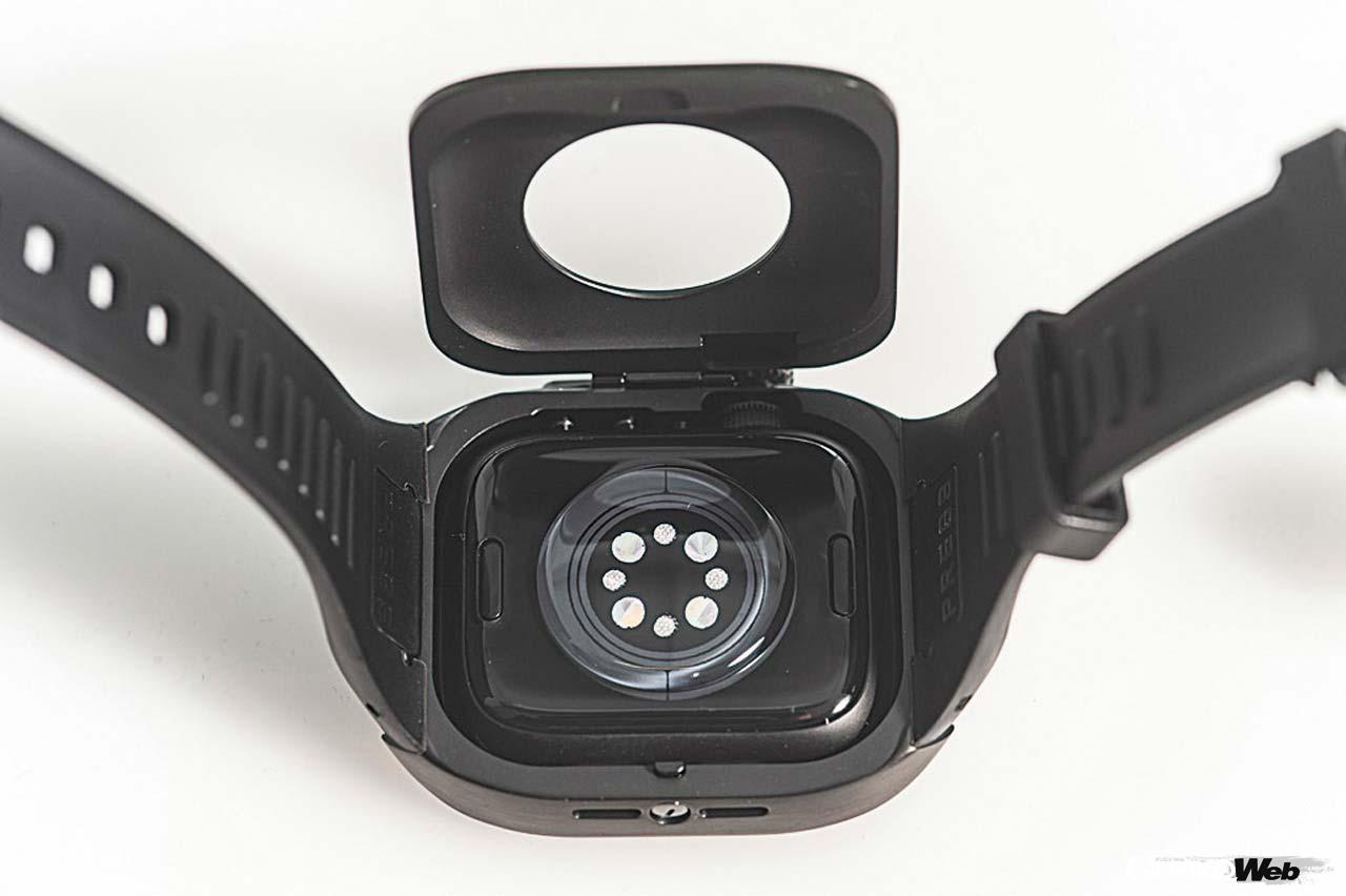 横面にある小さなボタンを押し込むだけでかんたんに裏蓋を開閉できる「プラグ＆リッチ ウォッチ」構造を採用している。ユーザビリティを強く意識した製品だ。