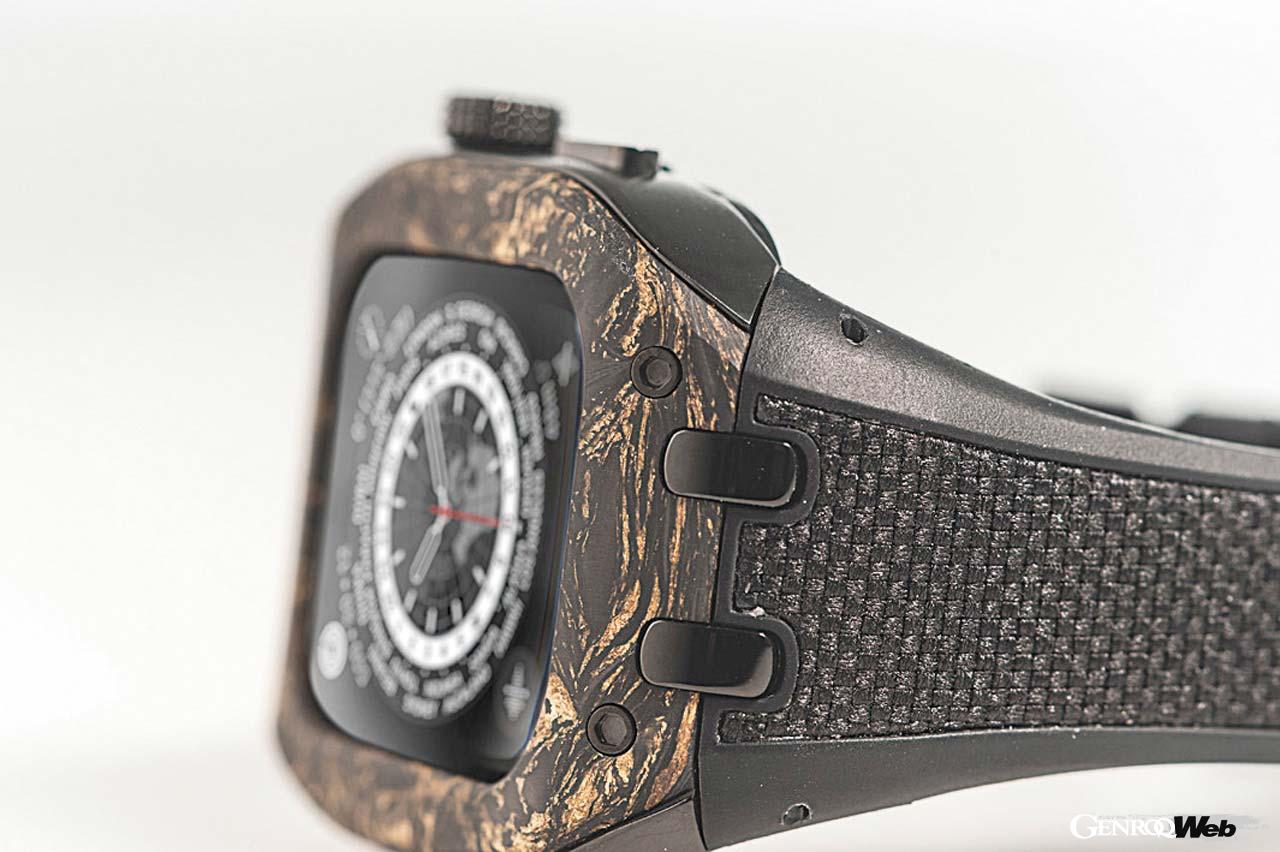 SPORTコレクションは、カーボンを溶解し、金型に入れて成形したものを削り出したものをベセルに使用するなど、凝りに凝った素材感が特徴だ。