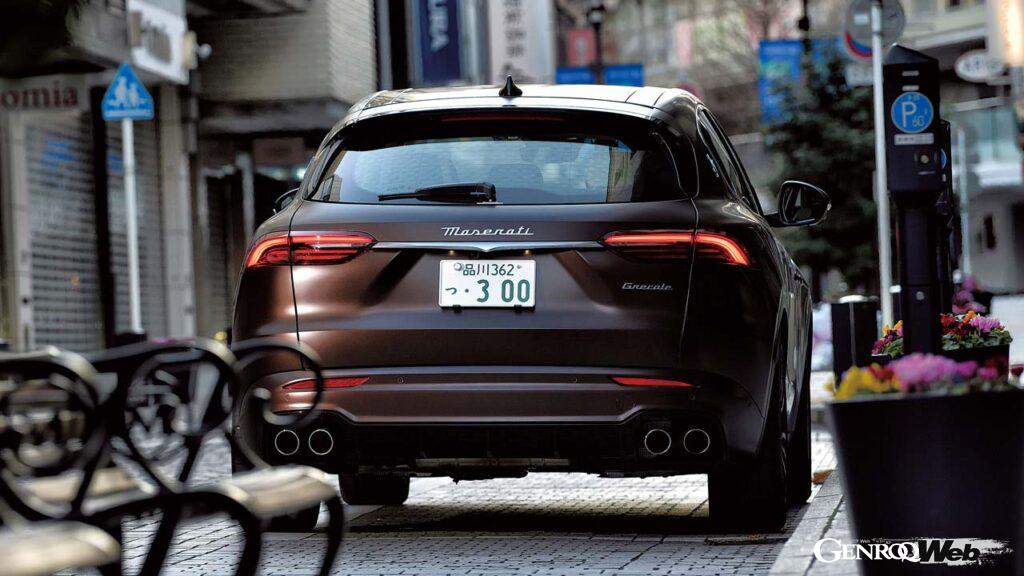 滑らかにカーブを描くボディと相性抜群のマットなエビ茶色のボディカラーはブロンゾオパーコ。