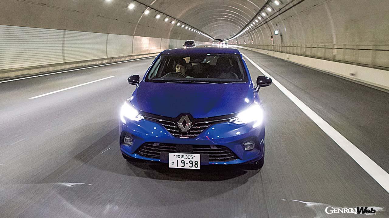 新東名高速道路のトンネルを走る。路面はフラットで制限速度は120km/h。しかしガマンの左車線走行だ。