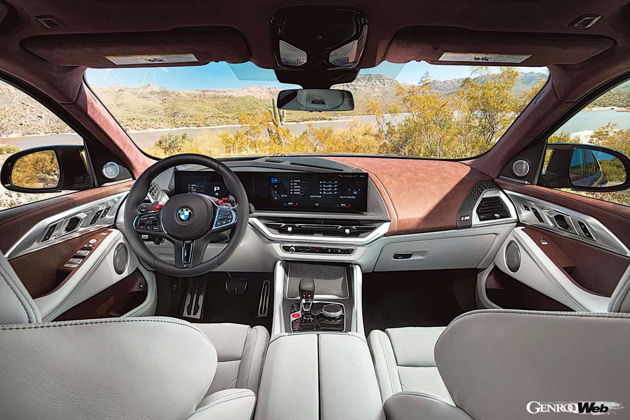 12.3インチのメーターパネルと14.9インチのコントロール・ディスプレイを一体化し、ドライバーに向けて湾曲させた最新のカーブド・ディスプレイを装備。Mレザー・ステアリングホイールなど随所にM専用装備を奢る。