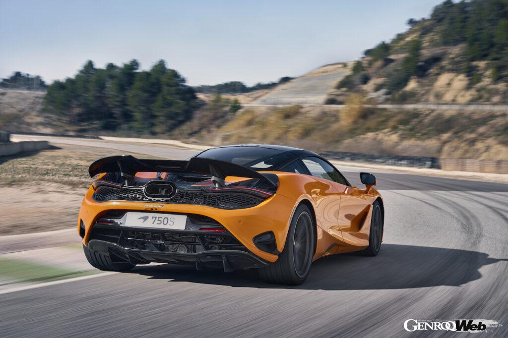 大幅な進化を果たしたミッドシップスーパースポーツ「マクラーレン 750S」の走行シーン。