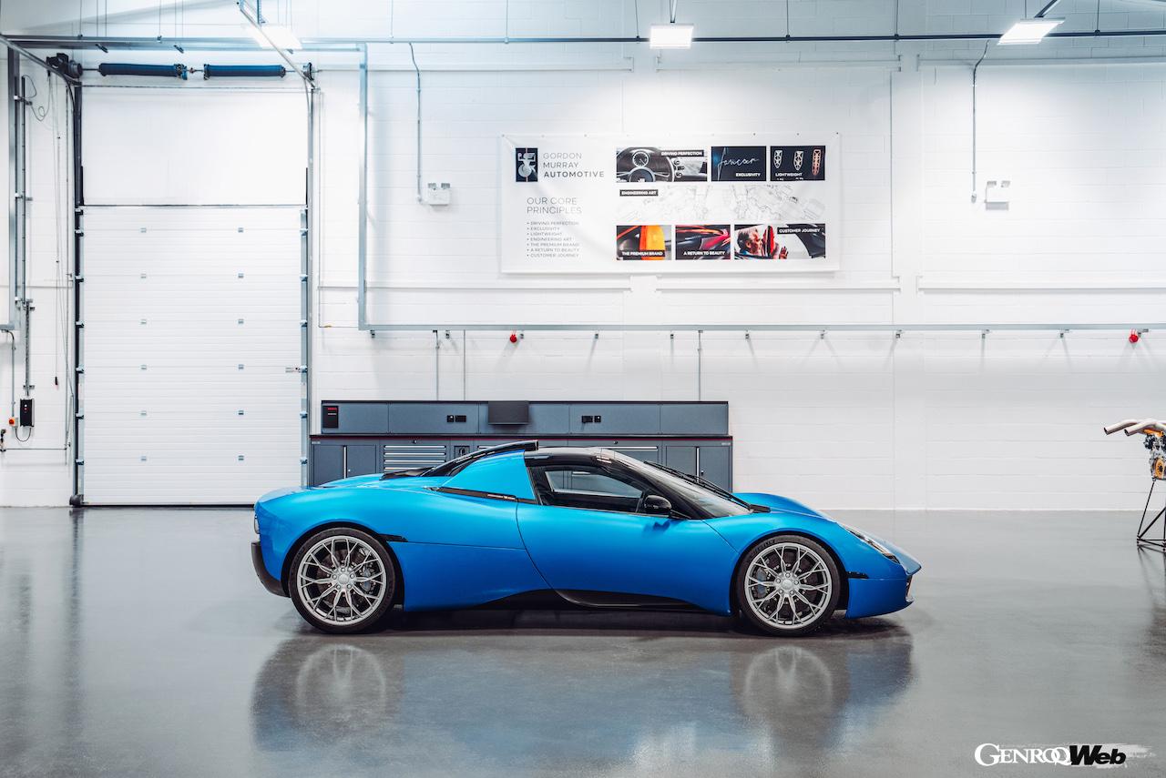 着脱式ルーフを備えた「ゴードン・マレー・オートモーティブ T.33 スパイダー」のエクステリア。