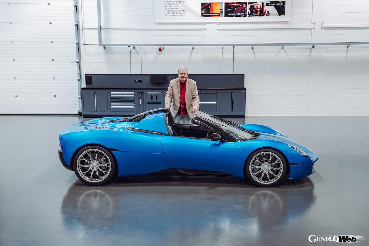 待望のオープン仕様「T.33 スパイダー」の完成に喜びを隠さない、ゴードン・マレー。