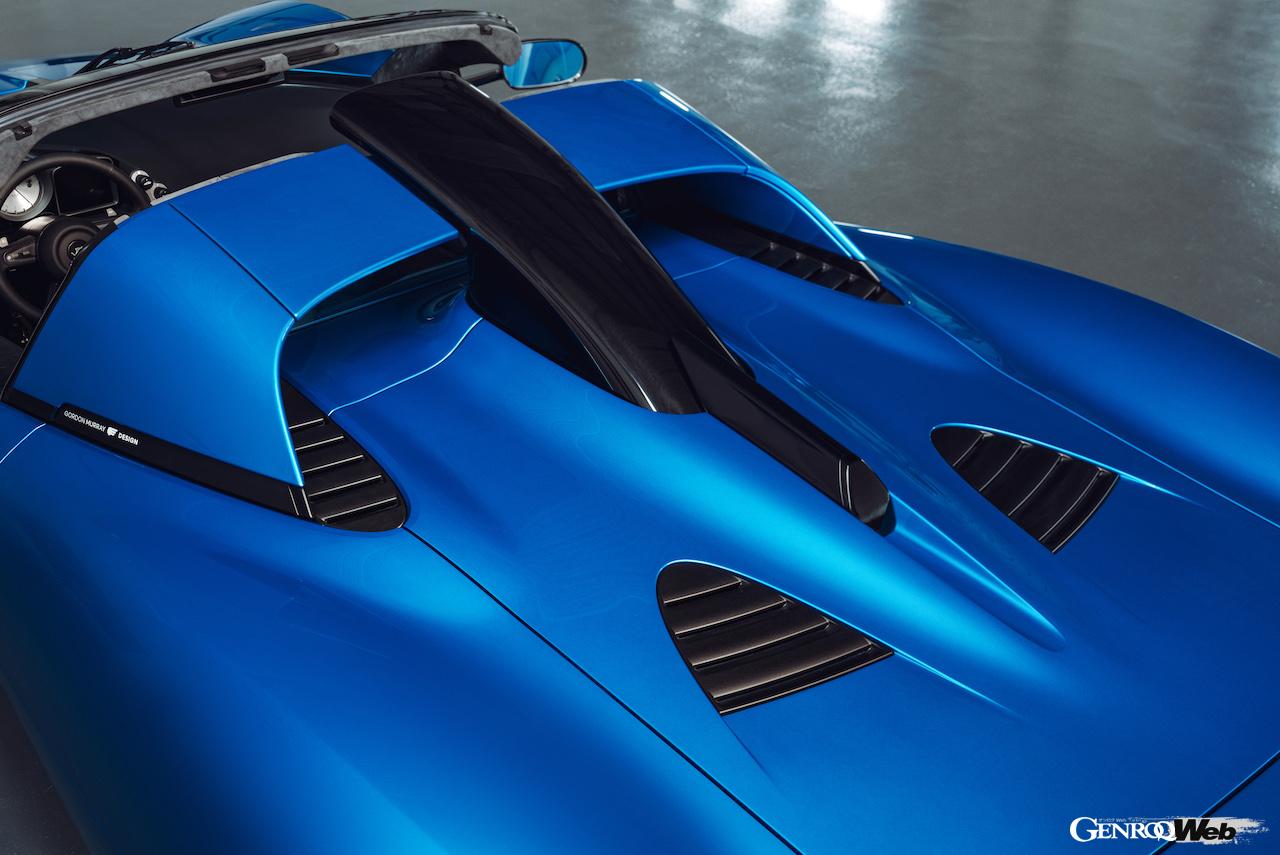 着脱式ルーフを備えた「ゴードン・マレー・オートモーティブ T.33 スパイダー」のエクステリア。