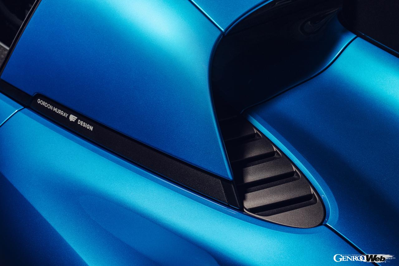 着脱式ルーフを備えた「ゴードン・マレー・オートモーティブ T.33 スパイダー」のエクステリア。