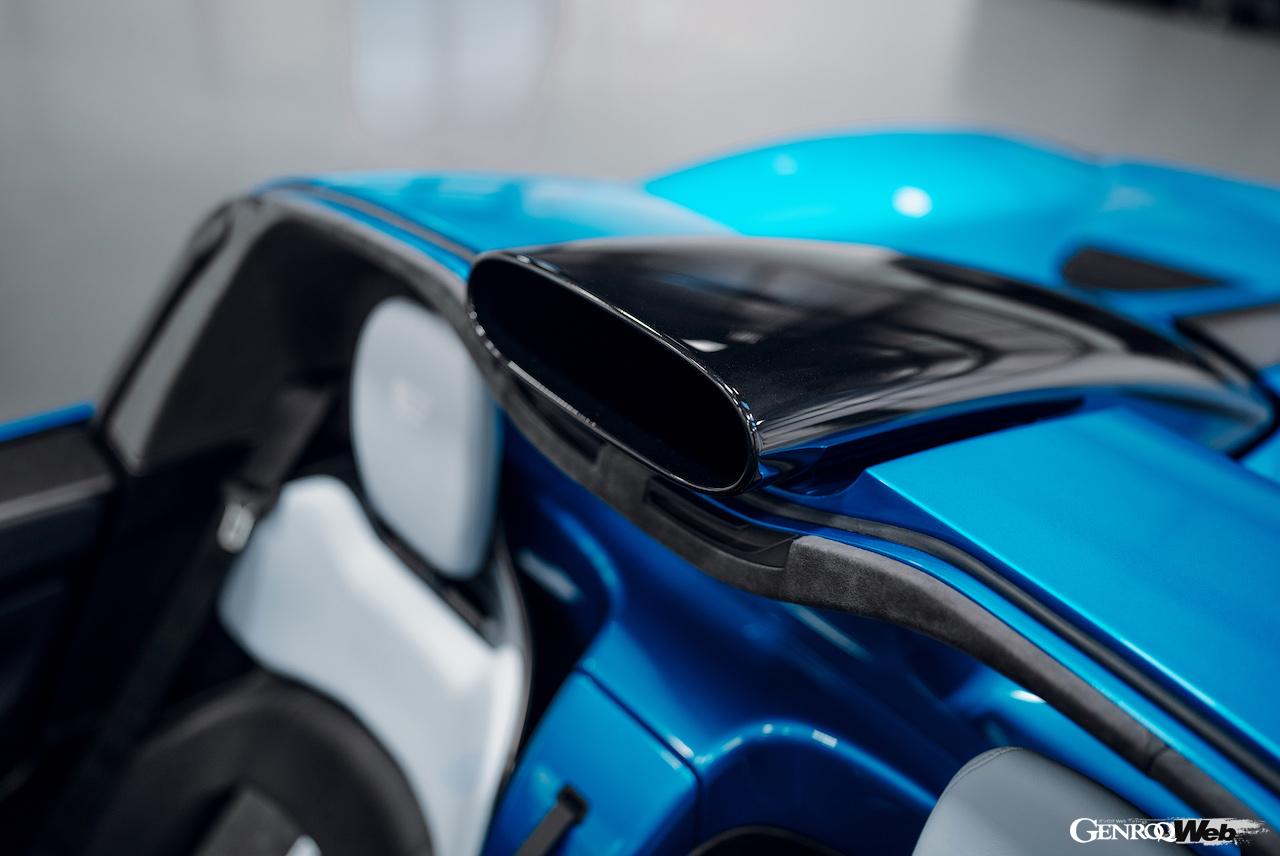 着脱式ルーフを備えた「ゴードン・マレー・オートモーティブ T.33 スパイダー」のインテリア。