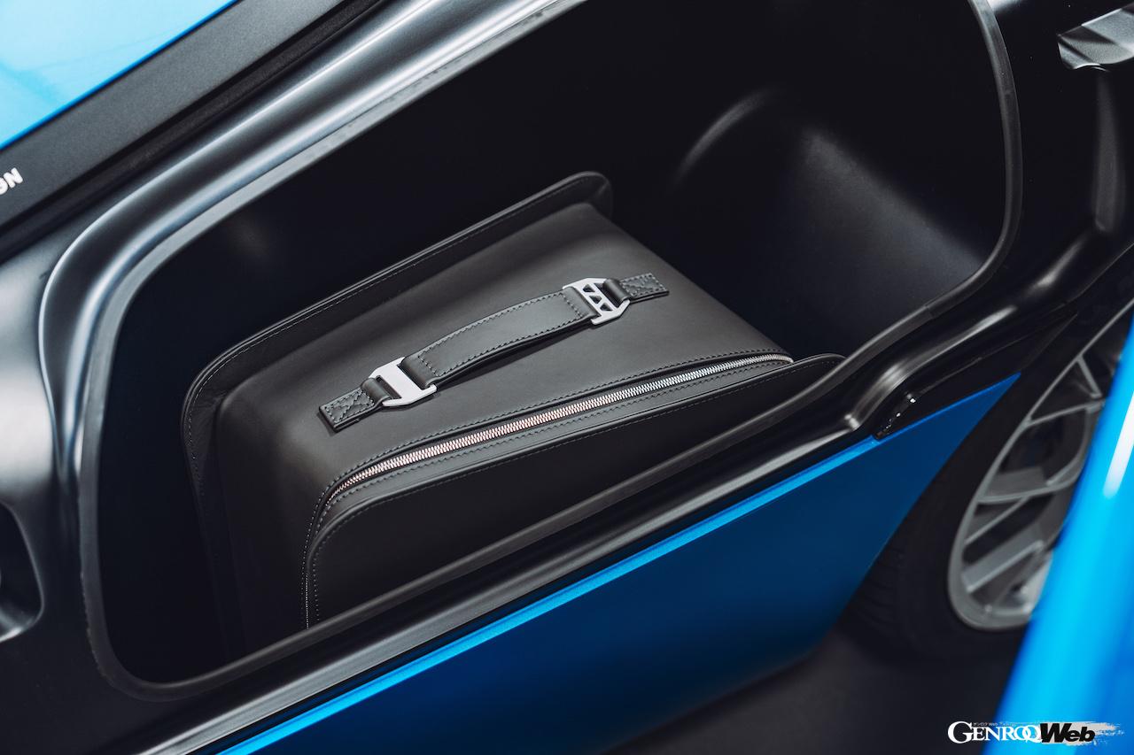 着脱式ルーフを備えた「ゴードン・マレー・オートモーティブ T.33 スパイダー」のツインサイドロッカー。