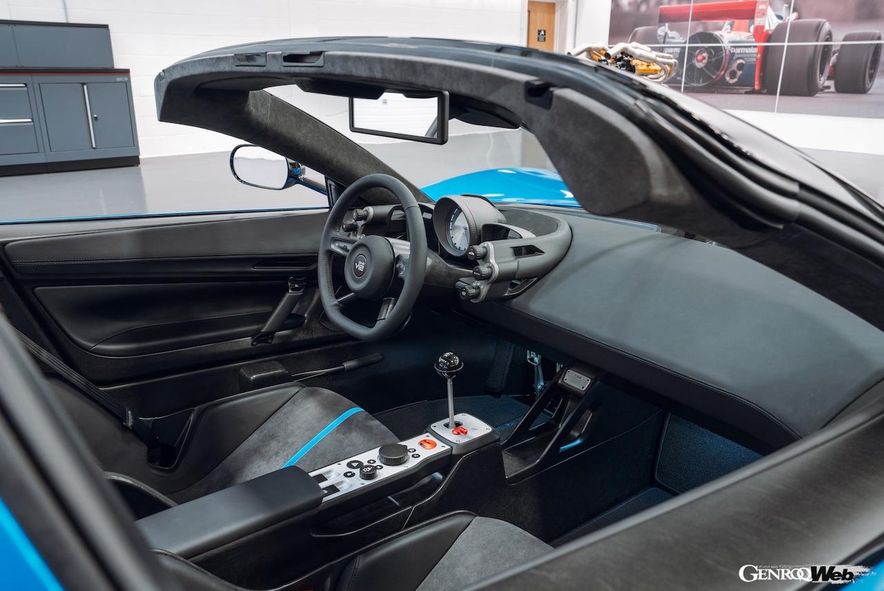 着脱式ルーフを備えた「ゴードン・マレー・オートモーティブ T.33 スパイダー」のインテリア。