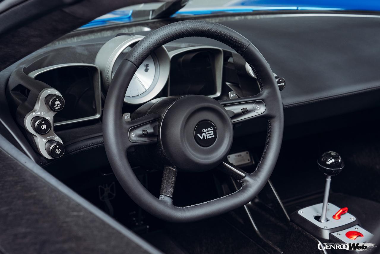 着脱式ルーフを備えた「ゴードン・マレー・オートモーティブ T.33 スパイダー」のインテリア。