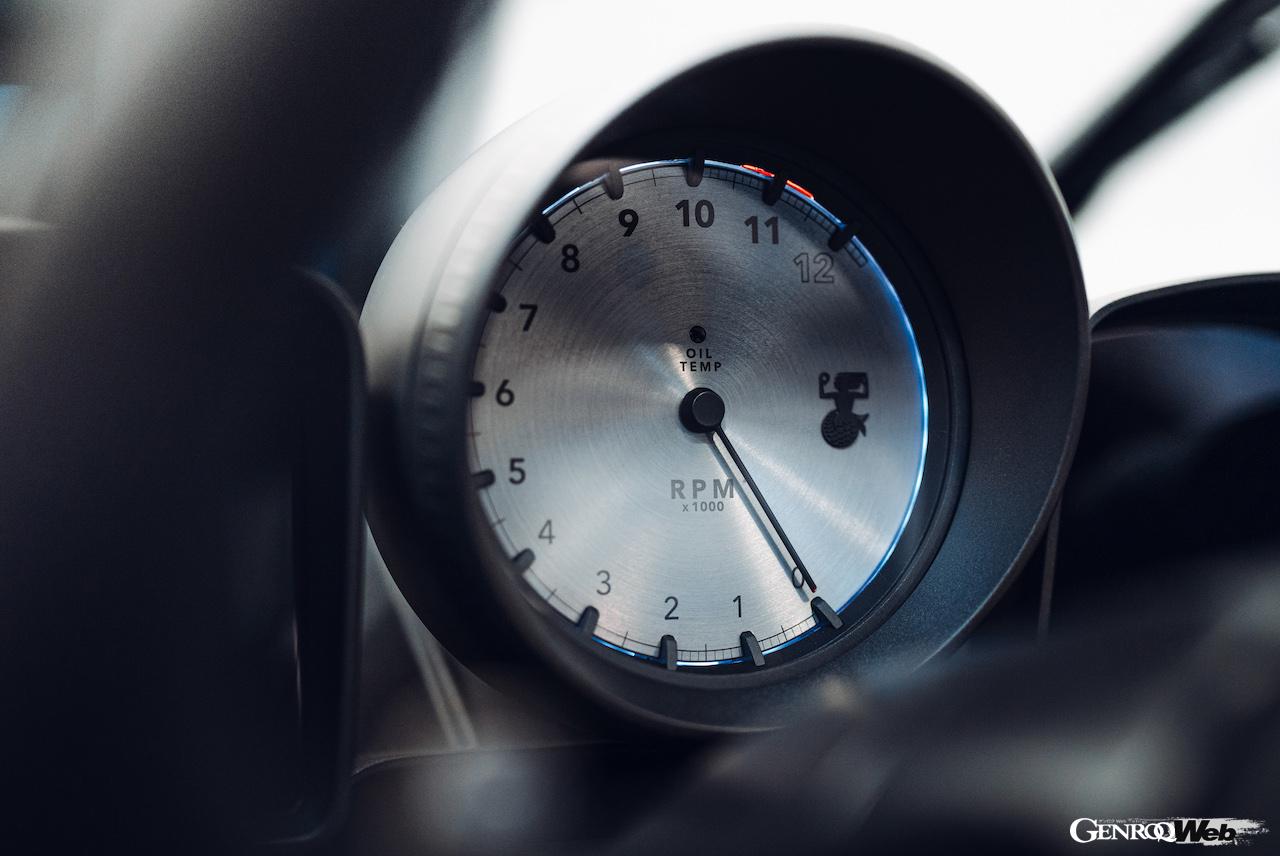 着脱式ルーフを備えた「ゴードン・マレー・オートモーティブ T.33 スパイダー」のインテリア。