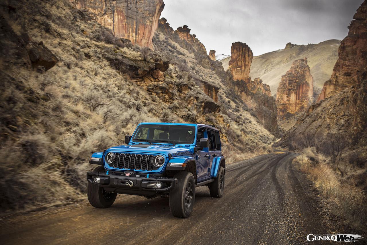 2024年モデル「ジープ ラングラー」のオフロード走行シーン。