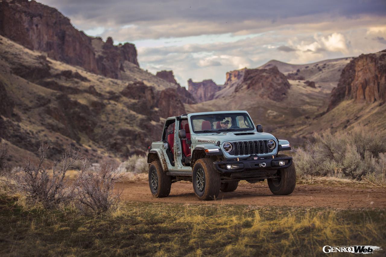 2024年モデル「ジープ ラングラー」のオフロード走行シーン。