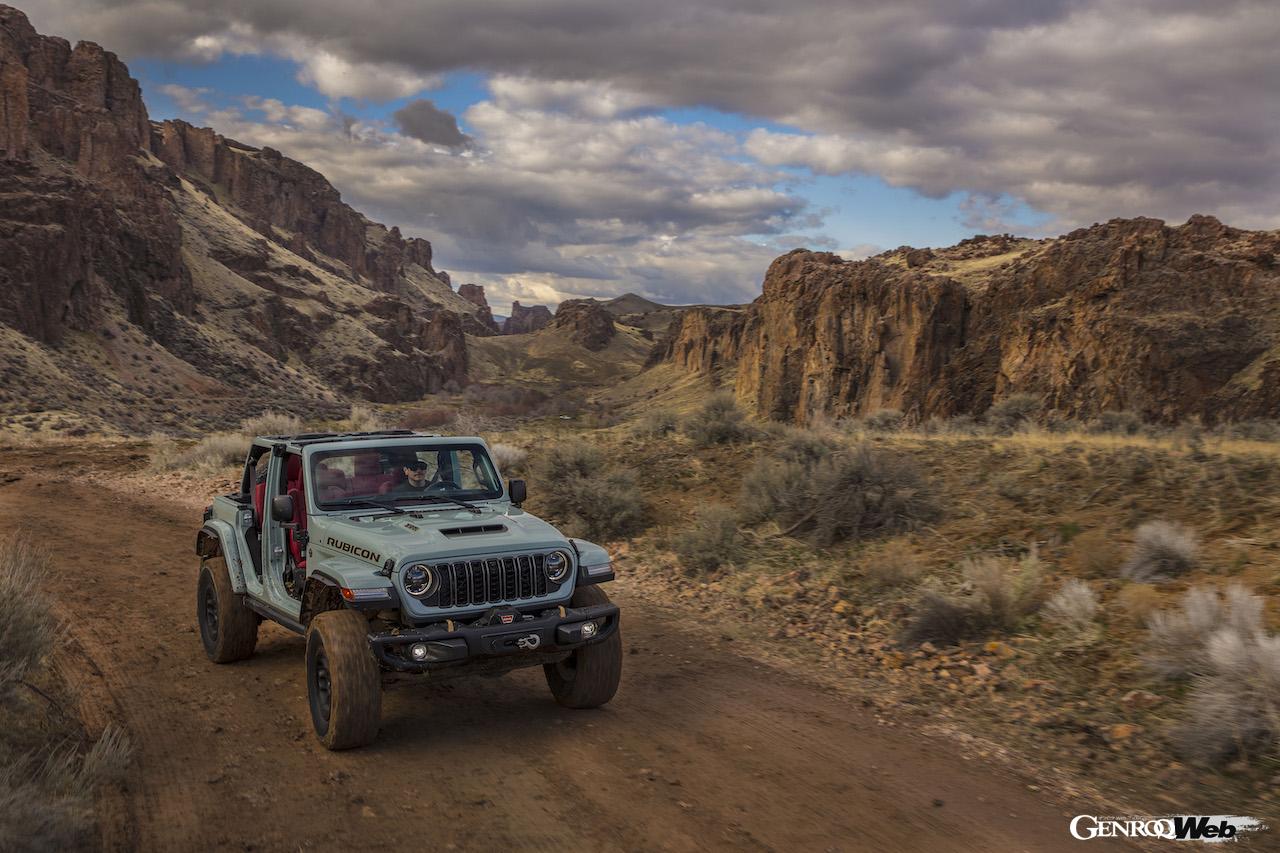 2024年モデル「ジープ ラングラー」のオフロード走行シーン。