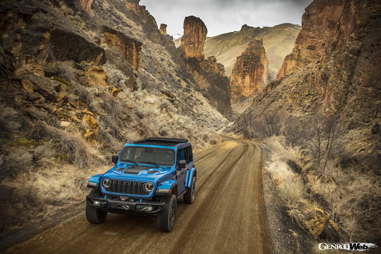 2024年モデル「ジープ ラングラー」のオフロード走行シーン。