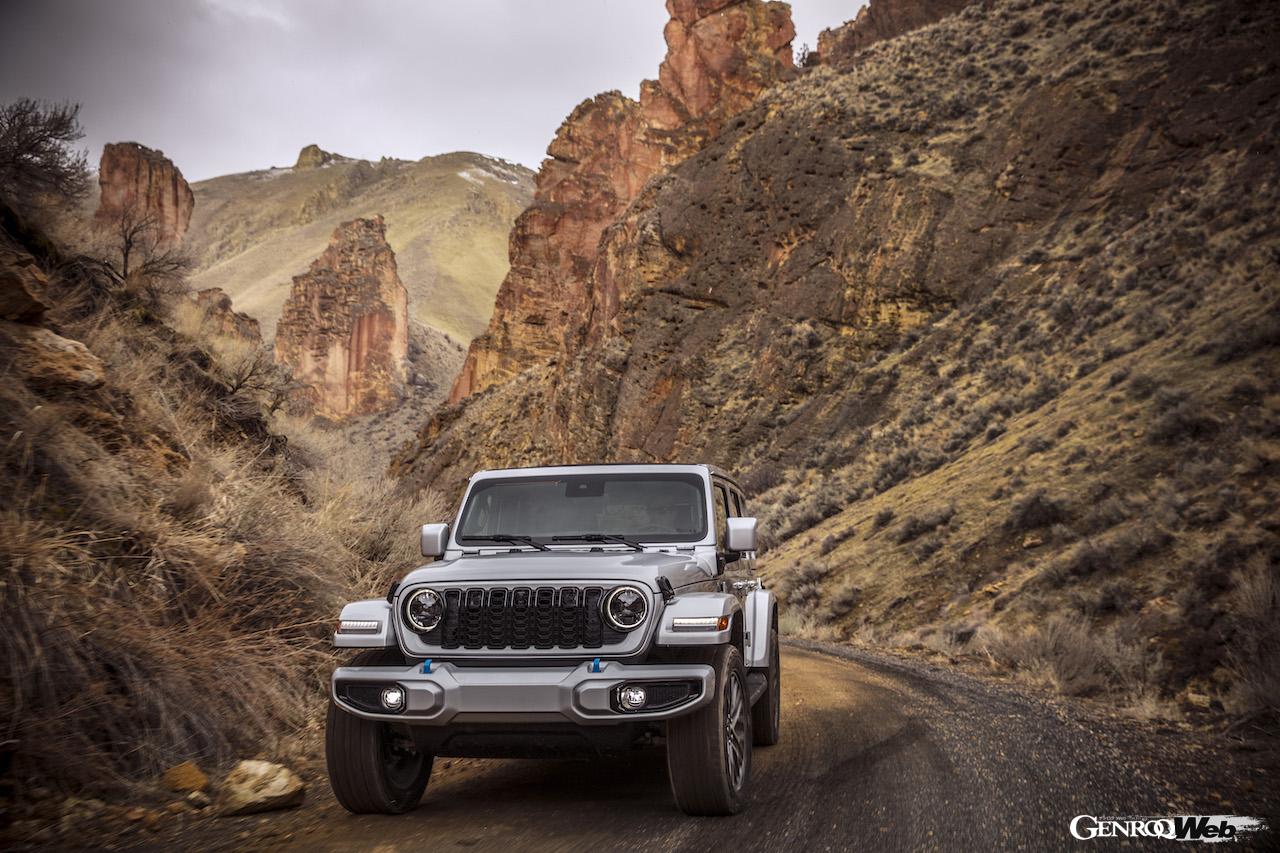 2024年モデル「ジープ ラングラー」のオフロード走行シーン。