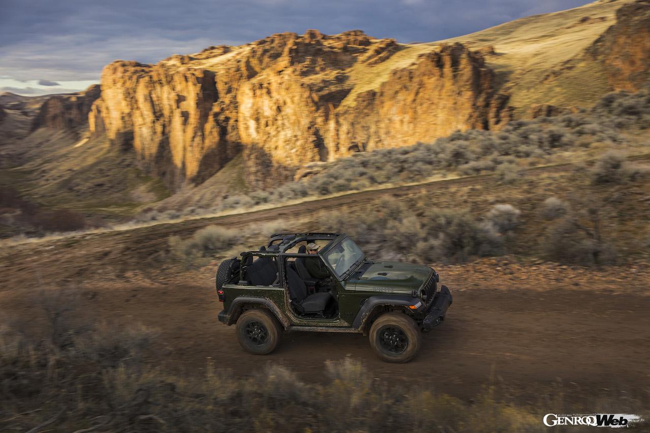 2024年モデル「ジープ ラングラー」のオフロード走行シーン。
