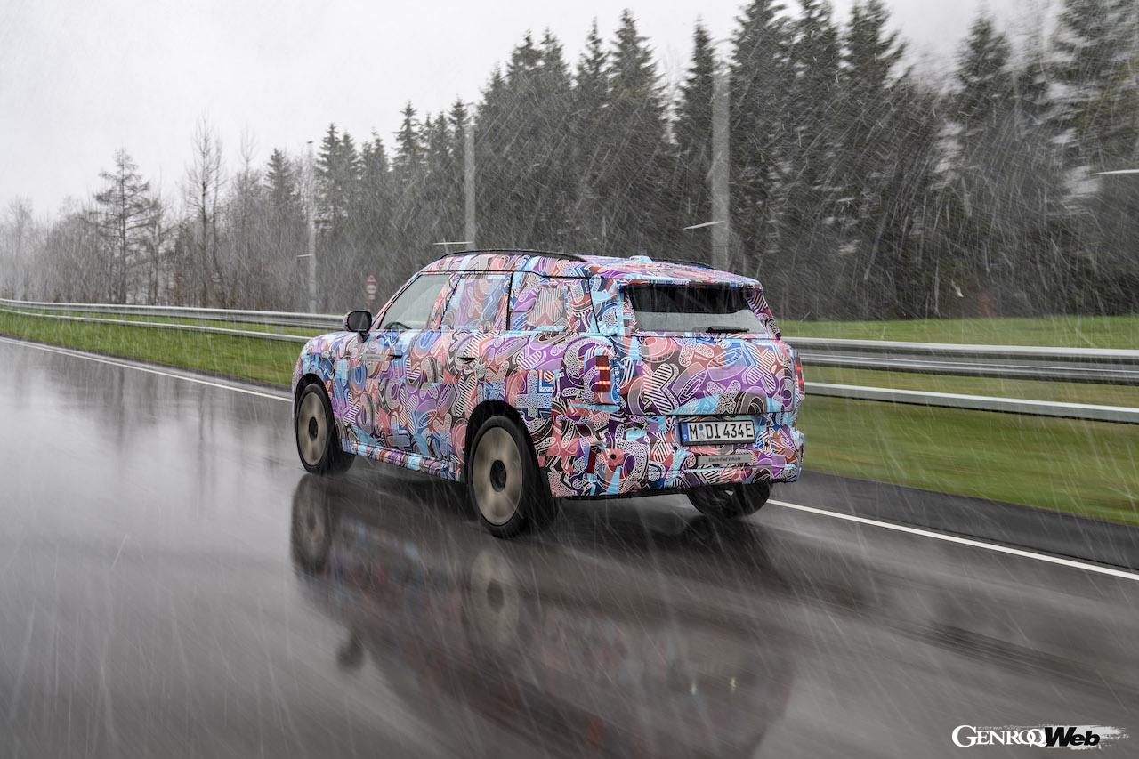 デビューに向けて、精力的にテストを続ける、新型「MINI カントリーマン」。