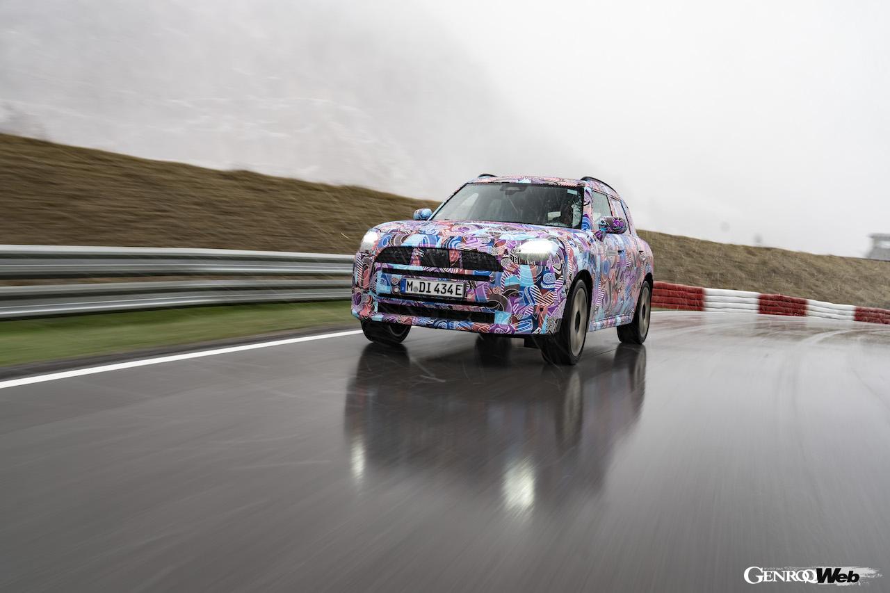デビューに向けて、精力的にテストを続ける、新型「MINI カントリーマン」。