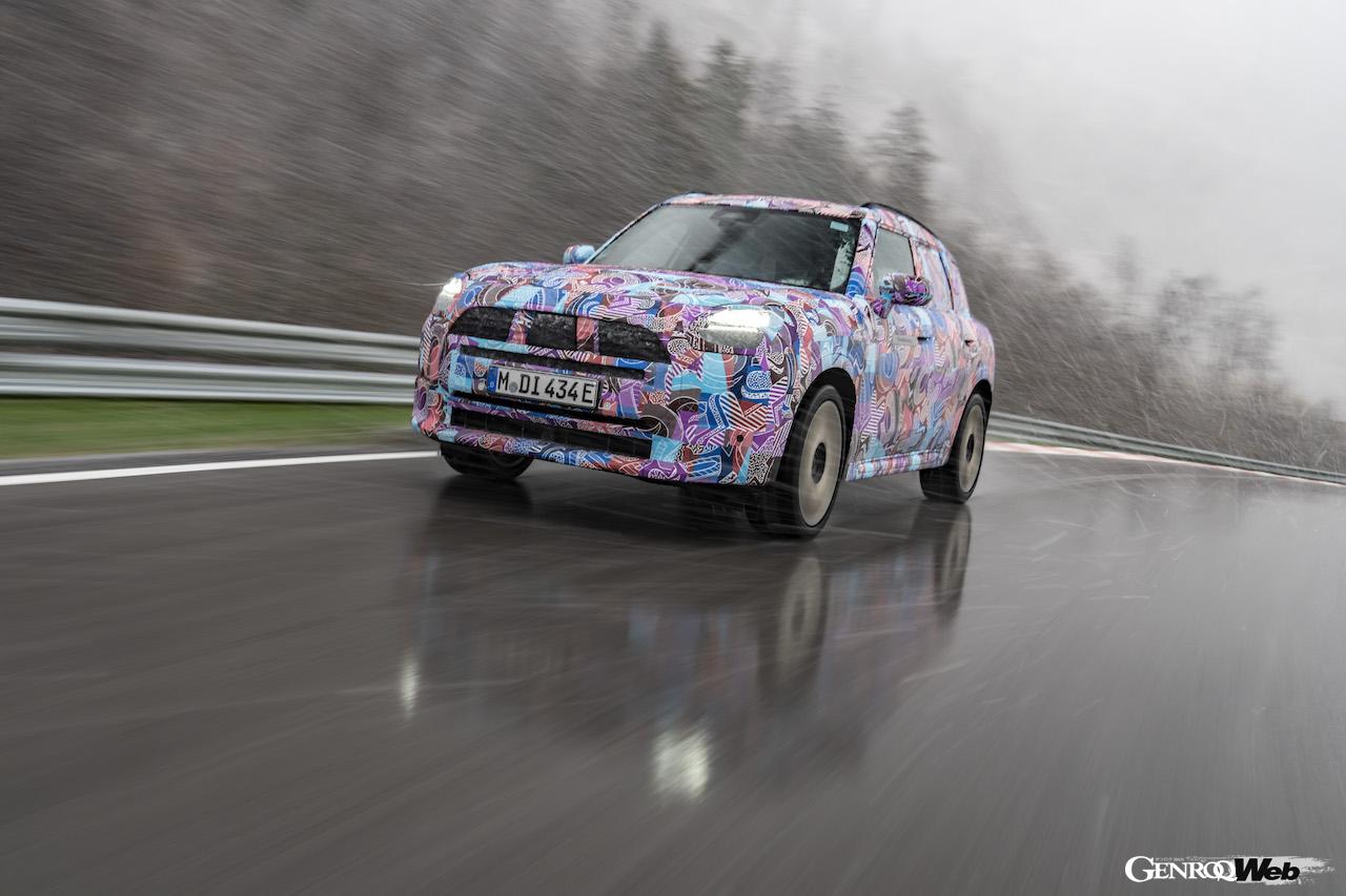 デビューに向けて、精力的にテストを続ける、新型「MINI カントリーマン」。