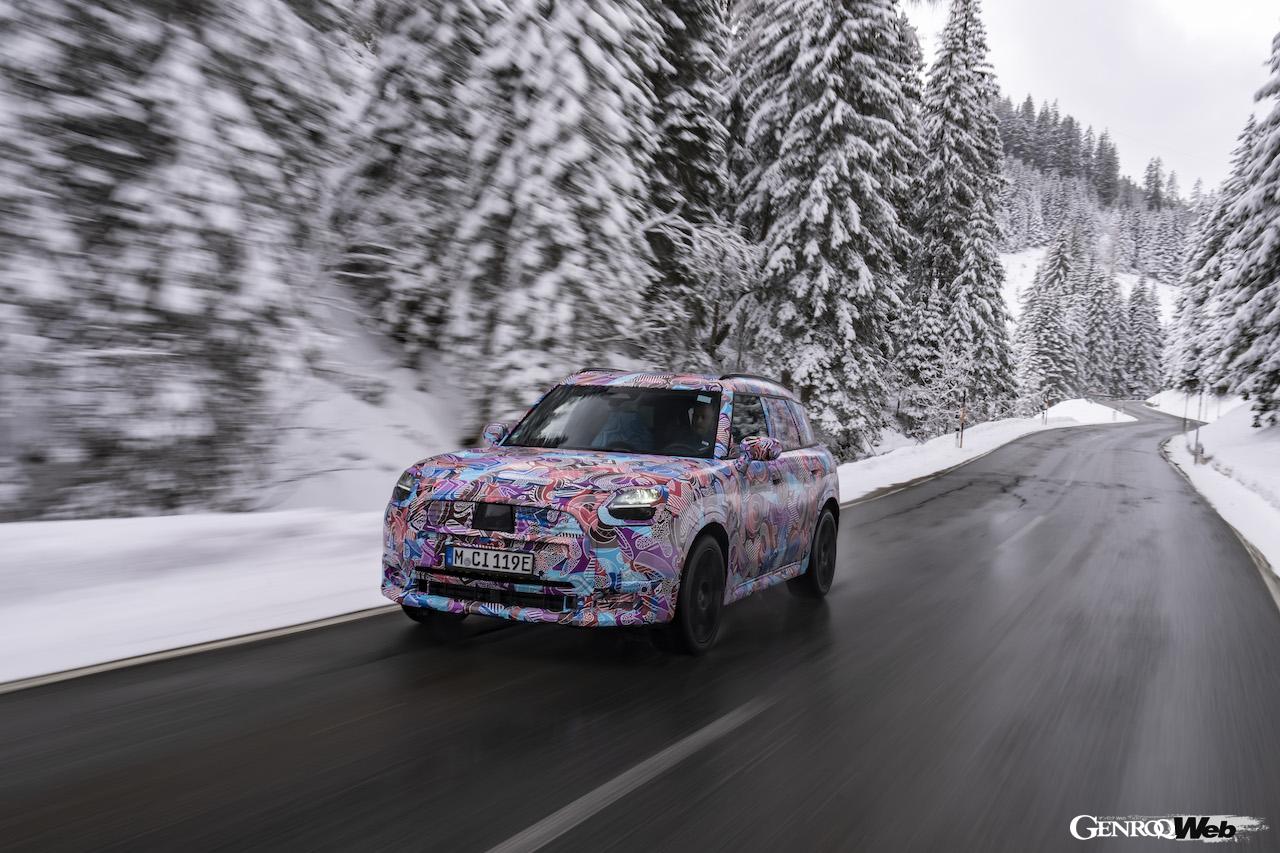 デビューに向けて、精力的にテストを続ける、新型「MINI カントリーマン」。
